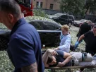 Пораненого чоловіка евакуювали з місця удару російського безпілотника в Києві в середу