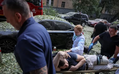 Пораненого чоловіка евакуювали з місця удару російського безпілотника в Києві в середу