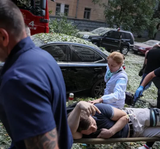 Пораненого чоловіка евакуювали з місця удару російського безпілотника в Києві в середу