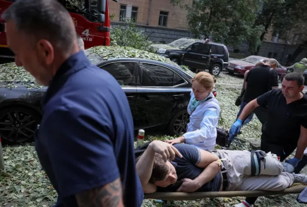 Пораненого чоловіка евакуювали з місця удару російського безпілотника в Києві в середу
