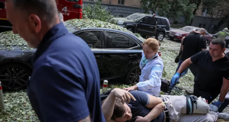 Пораненого чоловіка евакуювали з місця удару російського безпілотника в Києві в середу