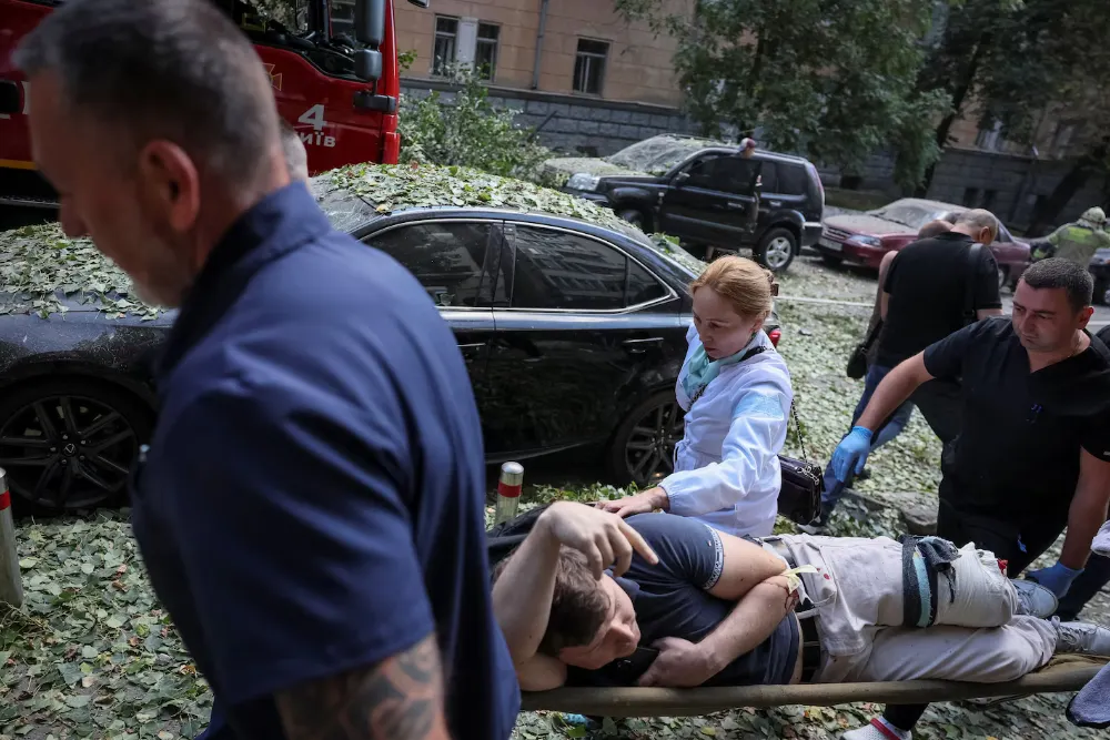 Пораненого чоловіка евакуювали з місця удару російського безпілотника в Києві в середу