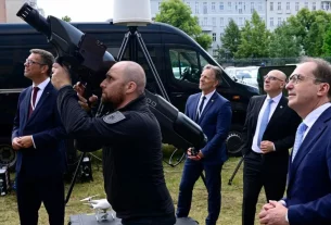 Міністр внутрішніх справ Німеччини Добріндт (праворуч на передньому плані) під час відкриття центру боротьби з гібридними загрозами в Берліні (червень 2026 року)