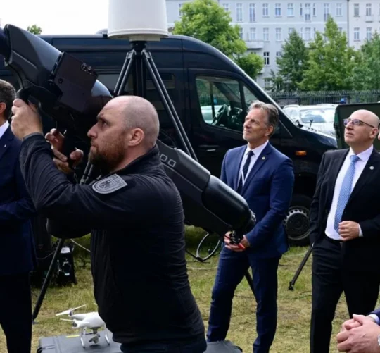 Міністр внутрішніх справ Німеччини Добріндт (праворуч на передньому плані) під час відкриття центру боротьби з гібридними загрозами в Берліні (червень 2026 року)