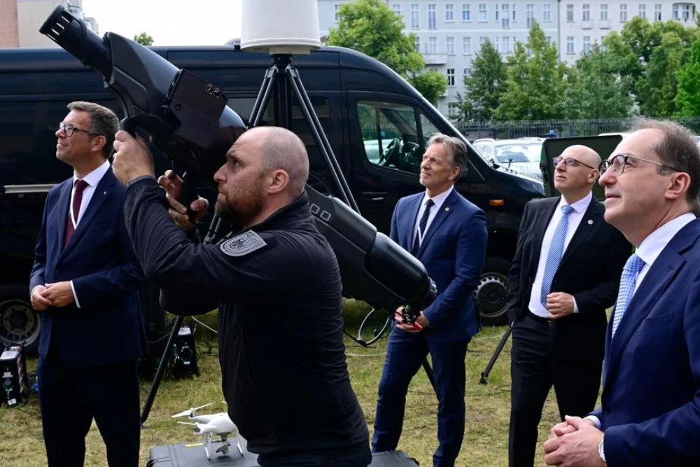 Міністр внутрішніх справ Німеччини Добріндт (праворуч на передньому плані) під час відкриття центру боротьби з гібридними загрозами в Берліні (червень 2026 року)