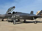 Винищувач F-35 Joint Strike Fighter (Lightning II) ВПС США, припаркований на злітно-посадковій смузі авіабази Девіс-Монтан