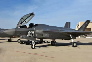 Винищувач F-35 Joint Strike Fighter (Lightning II) ВПС США, припаркований на злітно-посадковій смузі авіабази Девіс-Монтан