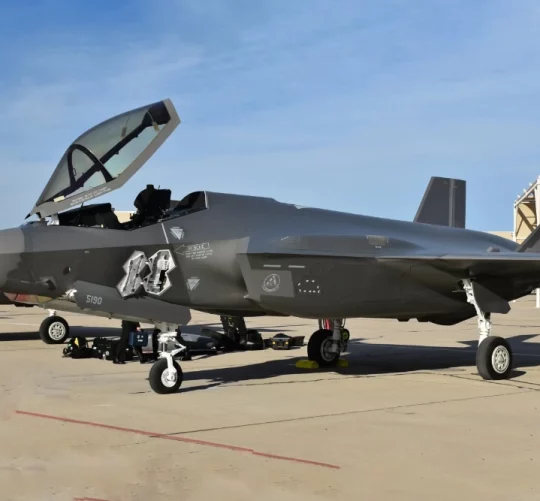 Винищувач F-35 Joint Strike Fighter (Lightning II) ВПС США, припаркований на злітно-посадковій смузі авіабази Девіс-Монтан