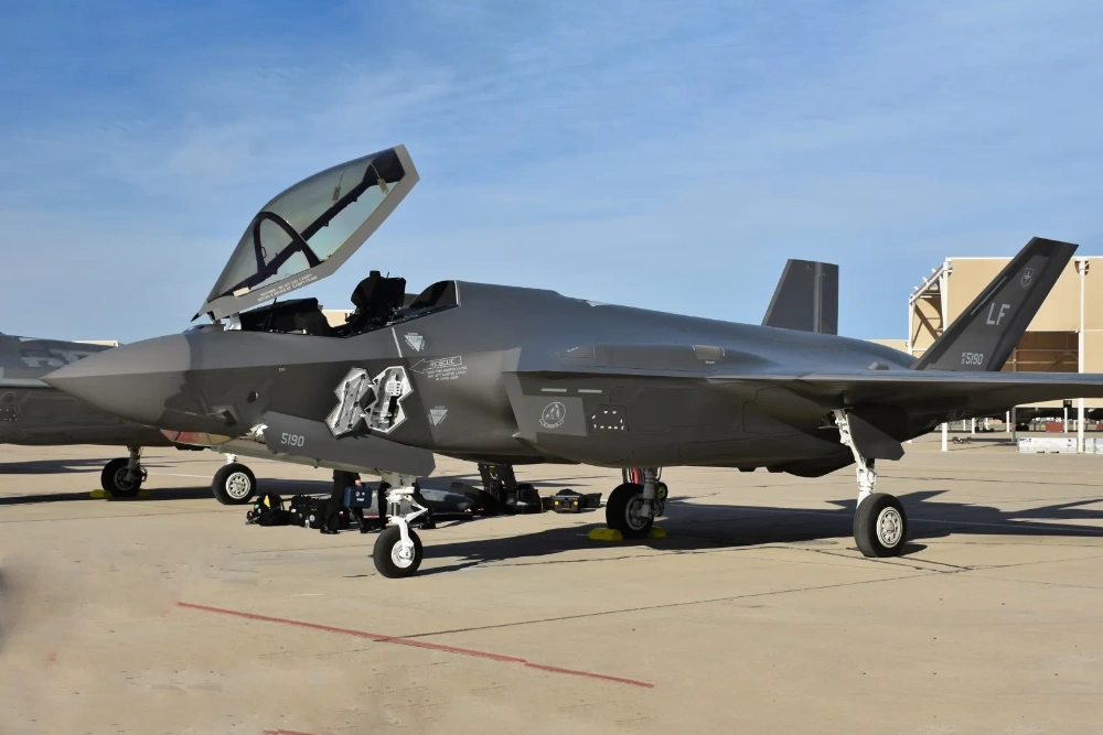 Винищувач F-35 Joint Strike Fighter (Lightning II) ВПС США, припаркований на злітно-посадковій смузі авіабази Девіс-Монтан