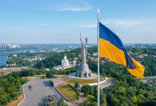Родіна Мать та прапор України