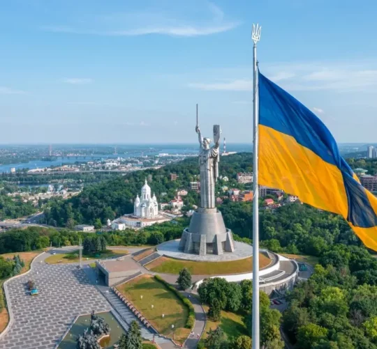 Родіна Мать та прапор України