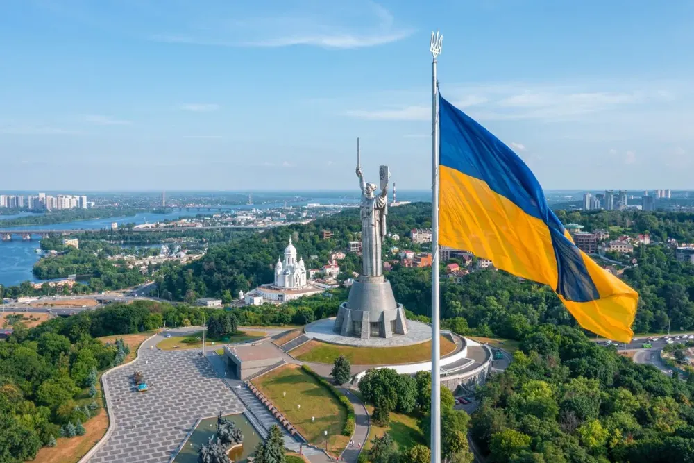 Родіна Мать та прапор України