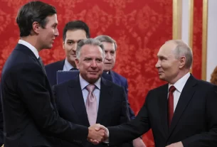 Президент Володимир Путін вітає посланців президента США Дональда Трампа — Джареда Кушнера та Стіва Віткоффа