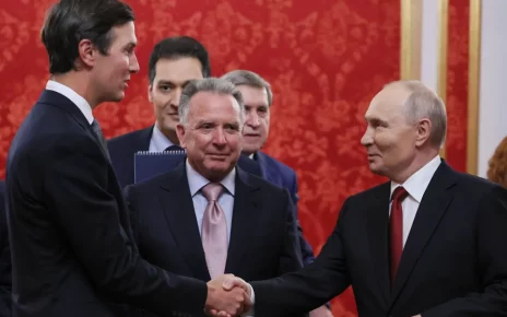 Президент Володимир Путін вітає посланців президента США Дональда Трампа — Джареда Кушнера та Стіва Віткоффа