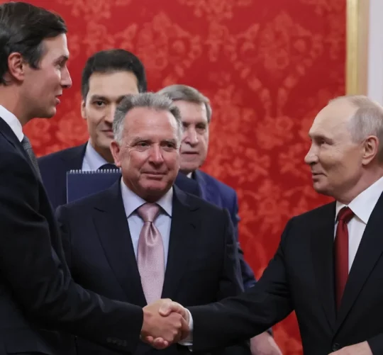 Президент Володимир Путін вітає посланців президента США Дональда Трампа — Джареда Кушнера та Стіва Віткоффа