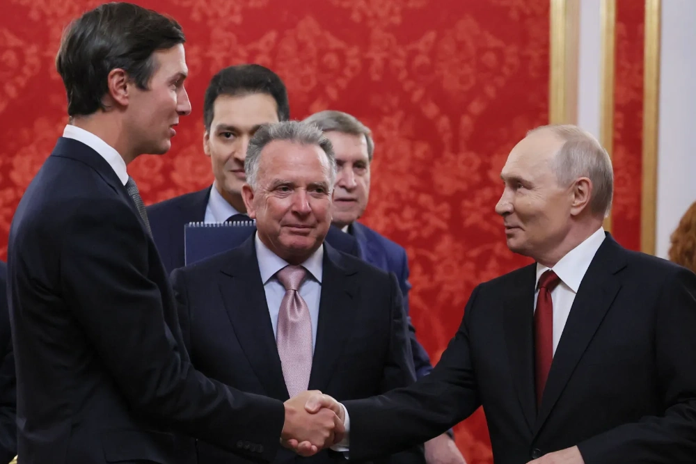 Президент Володимир Путін вітає посланців президента США Дональда Трампа — Джареда Кушнера та Стіва Віткоффа