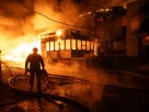 Пожежники гасять вогонь, що виник внаслідок російського обстрілу на Київ 8 вересня 2026 року