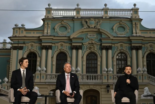 Американські посланці Джаред Кушнер і Стів Віткофф разом із президентом України Володимиром Зеленським на спільній прес-конференції після переговорів у Києві в неділю
