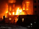 Рятувальник гасить пожежу в будівлі, зруйнованій внаслідок російського ракетного удару в Києві, Україна, у вівторок, 8 вересня 2026 року