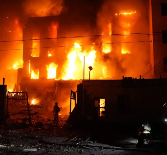 Рятувальник гасить пожежу в будівлі, зруйнованій внаслідок російського ракетного удару в Києві, Україна, у вівторок, 8 вересня 2026 року