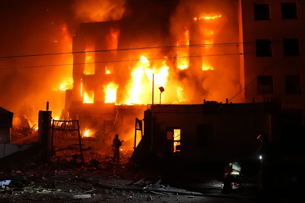 Рятувальник гасить пожежу в будівлі, зруйнованій внаслідок російського ракетного удару в Києві, Україна, у вівторок, 8 вересня 2026 року