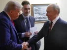 Президент США Дональд Трамп тисне руку президенту Росії Володимиру Путіну перед спільною прес-конференцією після їхньої зустрічі на об’єднаній базі Елмендорф-Річардсон в Анкориджі, штат Аляска, США, 15 серпня 2025 року