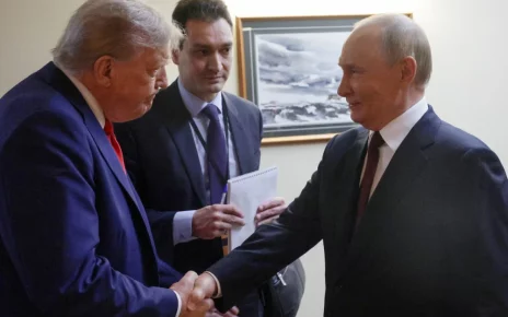 Президент США Дональд Трамп тисне руку президенту Росії Володимиру Путіну перед спільною прес-конференцією після їхньої зустрічі на об’єднаній базі Елмендорф-Річардсон в Анкориджі, штат Аляска, США, 15 серпня 2025 року