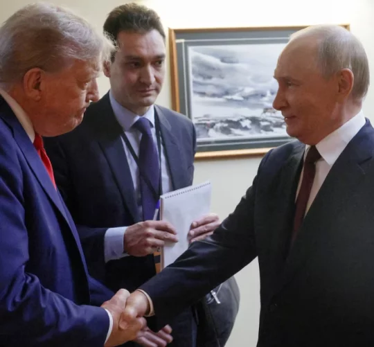 Президент США Дональд Трамп тисне руку президенту Росії Володимиру Путіну перед спільною прес-конференцією після їхньої зустрічі на об’єднаній базі Елмендорф-Річардсон в Анкориджі, штат Аляска, США, 15 серпня 2025 року