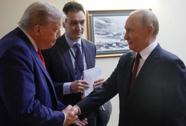 Президент США Дональд Трамп тисне руку президенту Росії Володимиру Путіну перед спільною прес-конференцією після їхньої зустрічі на об’єднаній базі Елмендорф-Річардсон в Анкориджі, штат Аляска, США, 15 серпня 2025 року