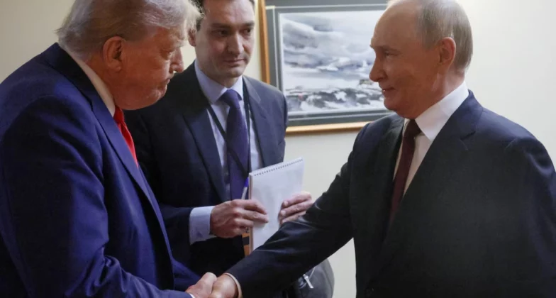 Президент США Дональд Трамп тисне руку президенту Росії Володимиру Путіну перед спільною прес-конференцією після їхньої зустрічі на об’єднаній базі Елмендорф-Річардсон в Анкориджі, штат Аляска, США, 15 серпня 2025 року