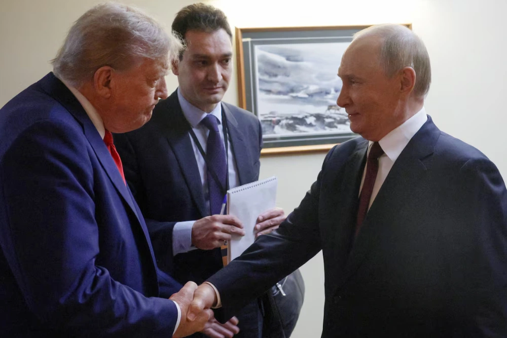 Президент США Дональд Трамп тисне руку президенту Росії Володимиру Путіну перед спільною прес-конференцією після їхньої зустрічі на об’єднаній базі Елмендорф-Річардсон в Анкориджі, штат Аляска, США, 15 серпня 2025 року