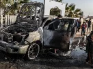 Мешканці Гази оглядають уламки автомобіля, в якому їхали працівники організації «World Central Kitchen», квітень 2024 року