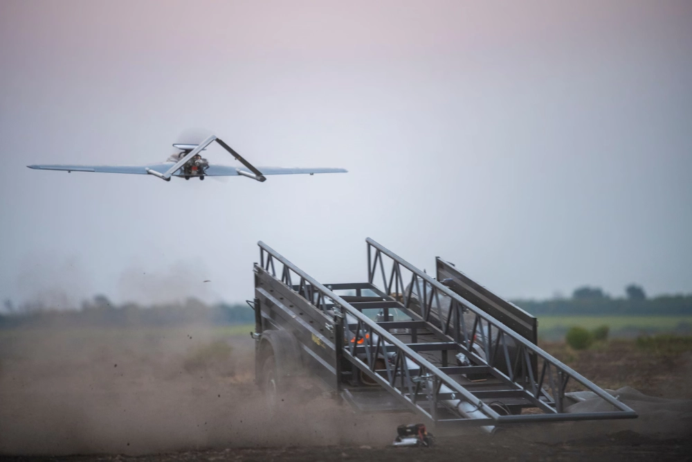 український безпілотник дальньої дії після запуску з мобільного пускового майданчика