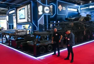 Відвідувачі оглядають стенд української оборонної промисловості під час оборонної виставки MSPO у Кельце, Польща, 8 вересня 2026 року