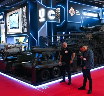Відвідувачі оглядають стенд української оборонної промисловості під час оборонної виставки MSPO у Кельце, Польща, 8 вересня 2026 року