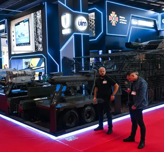 Відвідувачі оглядають стенд української оборонної промисловості під час оборонної виставки MSPO у Кельце, Польща, 8 вересня 2026 року