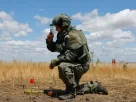 Сапер Збройних сил Росії встановлює вибуховий заряд перед тим, як знищити міну під час операції з пошуку вибухових пристроїв та розмінування території поблизу міста Маринка