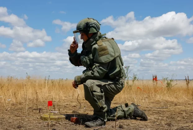 Сапер Збройних сил Росії встановлює вибуховий заряд перед тим, як знищити міну під час операції з пошуку вибухових пристроїв та розмінування території поблизу міста Маринка