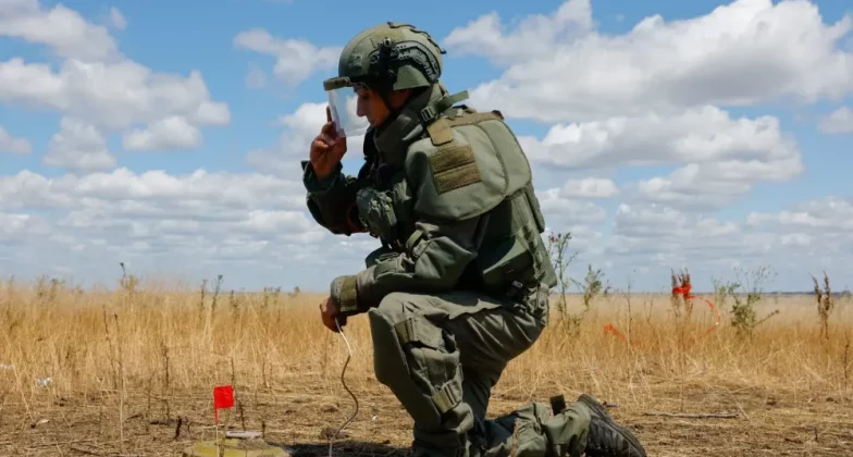 Сапер Збройних сил Росії встановлює вибуховий заряд перед тим, як знищити міну під час операції з пошуку вибухових пристроїв та розмінування території поблизу міста Маринка