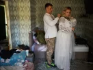 Людмила Рижак та її наречений Леонід Рижак готуються до весільної церемонії у своїй пошкодженій квартирі після російського ракетного та безпілотного удару в Києві, Україна, у вівторок, 8 вересня 2026 року