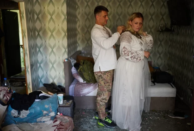 Людмила Рижак та її наречений Леонід Рижак готуються до весільної церемонії у своїй пошкодженій квартирі після російського ракетного та безпілотного удару в Києві, Україна, у вівторок, 8 вересня 2026 року