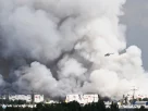 Вертоліт пролітає повз стовпи диму, що піднімаються з російського складу електронної комерції поблизу Санкт-Петербурга після удару українського дрона 24 липня 2026 року
