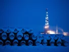 Сніг лежить на трубах нафтопроводу в Ямало-Ненецькому автономному окрузі у Східній Сибіру, поблизу міста Новий Уренгой, Росія