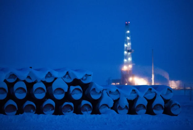 Сніг лежить на трубах нафтопроводу в Ямало-Ненецькому автономному окрузі у Східній Сибіру, поблизу міста Новий Уренгой, Росія