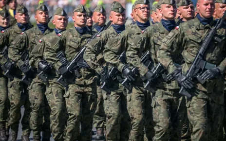 польські військові йдуть маршем