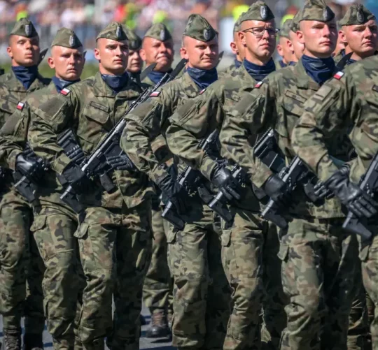 польські військові йдуть маршем