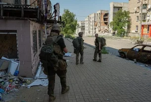 Українські військові йдуть вулицею у прифронтовому місті Дружківка, Донецька область, Україна. 10 серпня 2026 року