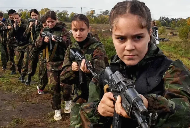 підлітки зі зброєю на навчаннях у Росії