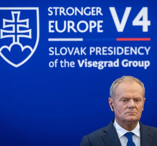 Прем'єр-міністр Польщі Дональд Туск бере участь у прес-конференції після зустрічі лідерів Вишеградської групи в Братиславі 10 вересня 2026 року