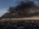Дим піднімається над містом після російського авіаудару по Києву 8 вересня 2026 року